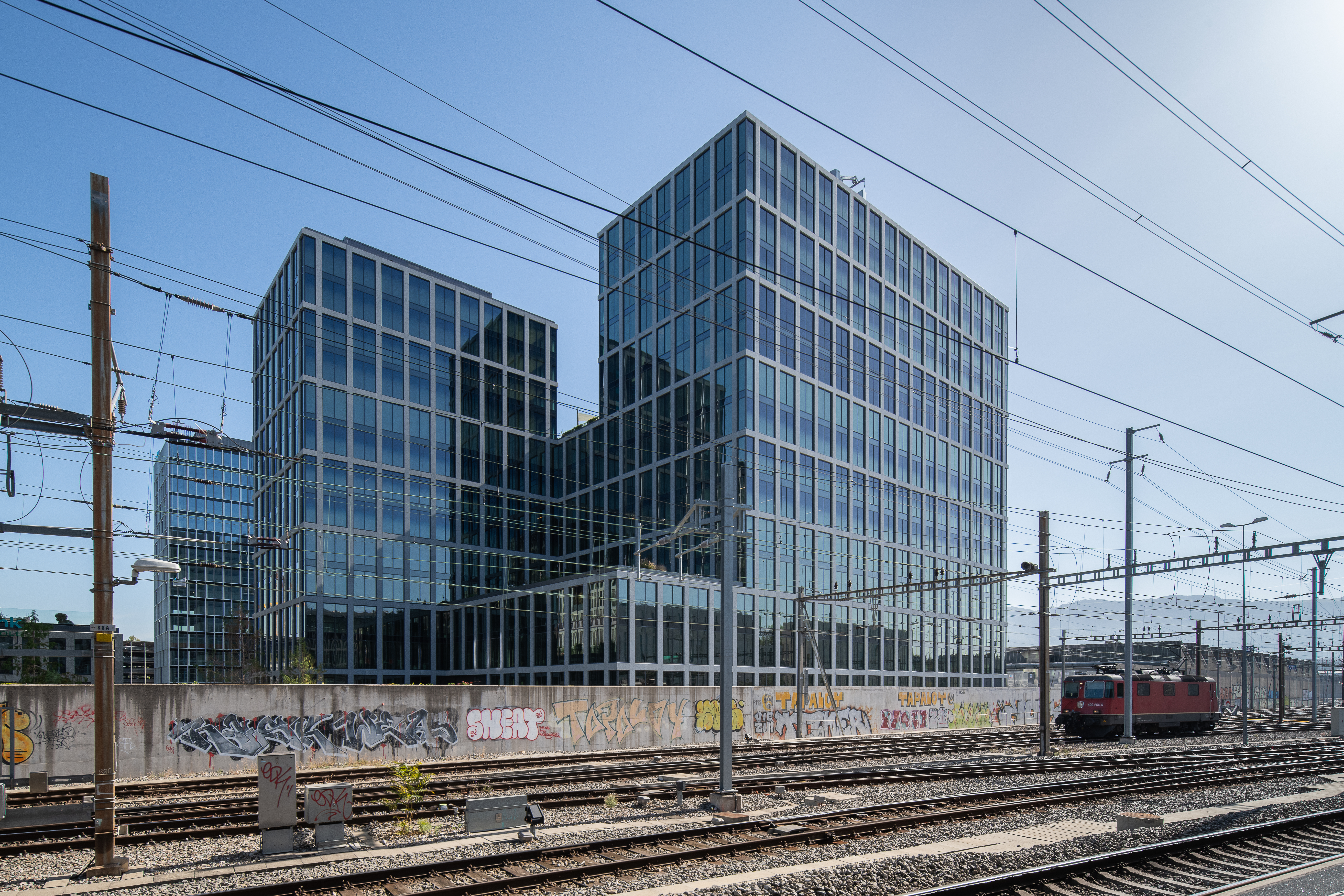 View on the Alto Pont-Rouge building. In the foreground, there is the railway.